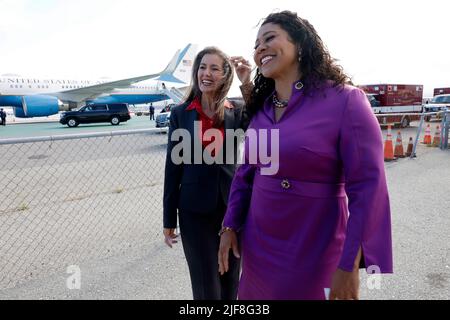 San Francisco, Kalifornien, USA. 29.. Juni 2022. Die Bürgermeisterin Elizabeth Schaaf (Demokratin von Oakland, Kalifornien) (L) und die Bürgermeisterin London Breed (Demokratin von San Francisco, Kalifornien) (R) sprechen mit den Medien, nachdem sie die US-Vizepräsidentin Kamala Harris bei der Ankunft am San Francisco International Airport (SFO) in San Francisco, Kalifornien, USA, am 29. Juni 2022 begrüßt hatten. Quelle: John G. Mabanglo/Pool via CNP/dpa/Alamy Live News Stockfoto