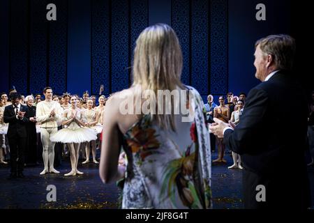 2022-06-30 22:51:35 AMSTERDAM - König Willem-Alexander und Königin Maxima mit Tänzern auf der Bühne während ihres Besuchs zu Ehren des sechzigsten Jahrestages des Niederländischen Nationalballetts. Für das Niederländische Nationalballett wird die Saison 2021-2022 teilweise von Geburtstagen dominiert. Das Unternehmen wird am 31. August 2021 genau 60 Jahre alt sein. Der Choreograf Toer van Schayk hofft, im September 85 und Kollege Hans van Manen im nächsten Jahr sogar 90 zu werden. ANP RAMON VAN FLYMEN niederlande Out - belgien Out Stockfoto