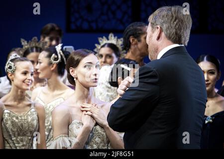 2022-06-30 22:51:00 AMSTERDAM - König Willem-Alexander und Königin Maxima mit Tänzern auf der Bühne während ihres Besuchs zu Ehren des sechzigsten Jahrestages des Niederländischen Nationalballetts. Für das Niederländische Nationalballett wird die Saison 2021-2022 teilweise von Geburtstagen dominiert. Das Unternehmen wird am 31. August 2021 genau 60 Jahre alt sein. Der Choreograf Toer van Schayk hofft, im September 85 und Kollege Hans van Manen im nächsten Jahr sogar 90 zu werden. ANP RAMON VAN FLYMEN niederlande Out - belgien Out Stockfoto