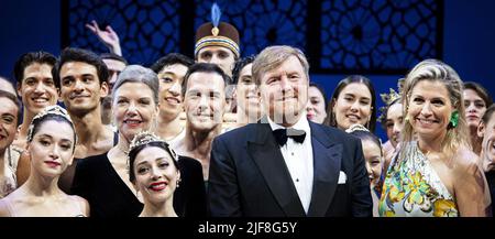 2022-06-30 22:53:25 AMSTERDAM - König Willem-Alexander und Königin Maxima mit Tänzern auf der Bühne während ihres Besuchs zu Ehren des sechzigsten Jahrestages des Niederländischen Nationalballetts. Für das Niederländische Nationalballett wird die Saison 2021-2022 teilweise von Geburtstagen dominiert. Das Unternehmen wird am 31. August 2021 genau 60 Jahre alt sein. Der Choreograf Toer van Schayk hofft, im September 85 und Kollege Hans van Manen im nächsten Jahr sogar 90 zu werden. ANP RAMON VAN FLYMEN niederlande Out - belgien Out Stockfoto