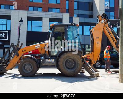 Die Baumannschaft auf der Bank Street. Orange Bulldozer mit Bagger und Besatzung. Ottawa, Ontario, Kanada. Stockfoto