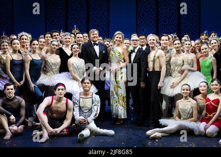 2022-06-30 22:54:02 AMSTERDAM - König Willem-Alexander und Königin Maxima mit Tänzern auf der Bühne während ihres Besuchs zu Ehren des sechzigsten Jahrestages des Niederländischen Nationalballetts. Für das Niederländische Nationalballett wird die Saison 2021-2022 teilweise von Geburtstagen dominiert. Das Unternehmen wird am 31. August 2021 genau 60 Jahre alt sein. Der Choreograf Toer van Schayk hofft, im September 85 und Kollege Hans van Manen im nächsten Jahr sogar 90 zu werden. ANP RAMON VAN FLYMEN niederlande Out - belgien Out Stockfoto