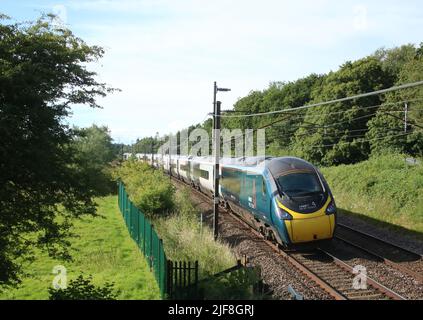 Avanti West Coast pendolino elektrischer Mehrzugzug 390151 auf der West Coast Main Line Bahn mit Express-Personenverkehr am 30.. Juni 2022. Stockfoto