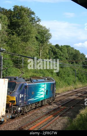 DRS hat am Donnerstag, den 30.. Juni 2022, die zweimodige Elektro-Diesel-Lok 88010 Aurora in der Nähe von Scorton in Lancashire an der West Coast Main Line in der Klasse 88 ausgeführt. Stockfoto