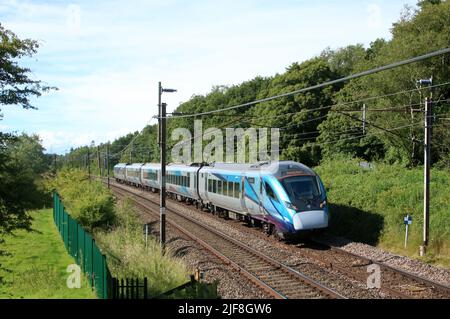 TransPennine Express Civity Class 397 fünf Autos emu, 397004, an der West Coast Main Line in Countryside bei Scorton, Lancashire am 30.. Juni 2022. Stockfoto