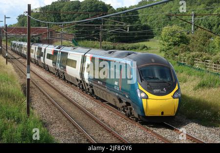 Avanti West Coast pendolino elektrischer Mehrzugzug 390104 auf der West Coast Main Line Bahn mit Express-Personenverkehr am 30.. Juni 2022. Stockfoto