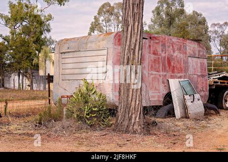 Ein alter handgemachter Wohnwagen, der in den Rubyvale gemfields Australia geparkt und unbewohnbar ist Stockfoto