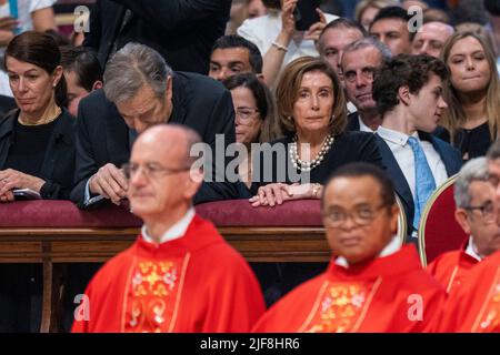 Vatikan, Vatikan. 29.. Juni 2022. Die Sprecherin DES US-Repräsentantenhauses, Nancy Pelosi (R), und ihr Ehemann Paul Pelosi (C), nehmen an einer Heiligen Messe zum Hochfest der Heiligen Peter und Paul unter der Leitung von Papst Franziskus in der Petersbasilika Teil. Kredit: SOPA Images Limited/Alamy Live Nachrichten Stockfoto