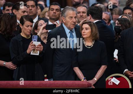 Vatikan, Vatikan. 29.. Juni 2022. Die Sprecherin DES US-Repräsentantenhauses, Nancy Pelosi (R), und ihr Ehemann Paul Pelosi (C), nehmen an einer Heiligen Messe zum Hochfest der Heiligen Peter und Paul unter der Leitung von Papst Franziskus in der Petersbasilika Teil. Kredit: SOPA Images Limited/Alamy Live Nachrichten Stockfoto