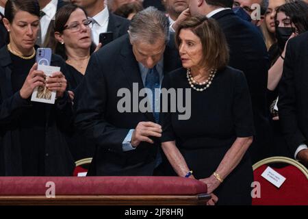 Vatikan, Vatikan. 29.. Juni 2022. Die Sprecherin DES US-Repräsentantenhauses, Nancy Pelosi (R), und ihr Ehemann Paul Pelosi (C), nehmen an einer Heiligen Messe zum Hochfest der Heiligen Peter und Paul unter der Leitung von Papst Franziskus in der Petersbasilika Teil. Kredit: SOPA Images Limited/Alamy Live Nachrichten Stockfoto