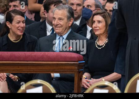 Vatikan, Vatikan. 29.. Juni 2022. Die Sprecherin DES US-Repräsentantenhauses, Nancy Pelosi (R), und ihr Ehemann Paul Pelosi (C), nehmen an einer Heiligen Messe zum Hochfest der Heiligen Peter und Paul unter der Leitung von Papst Franziskus in der Petersbasilika Teil. Kredit: SOPA Images Limited/Alamy Live Nachrichten Stockfoto