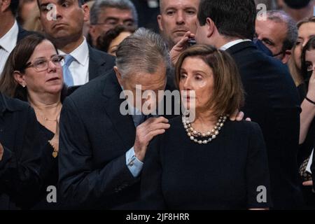 Vatikan, Vatikan. 29.. Juni 2022. Die Sprecherin DES US-Repräsentantenhauses, Nancy Pelosi (R), und ihr Ehemann Paul Pelosi (C), nehmen an einer Heiligen Messe zum Hochfest der Heiligen Peter und Paul unter der Leitung von Papst Franziskus in der Petersbasilika Teil. Kredit: SOPA Images Limited/Alamy Live Nachrichten Stockfoto