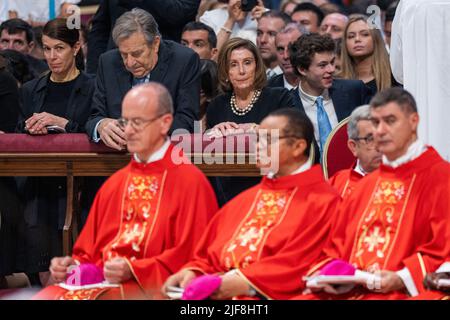 Vatikan, Vatikan. 29.. Juni 2022. Die Sprecherin DES US-Repräsentantenhauses, Nancy Pelosi (R), und ihr Ehemann Paul Pelosi (C), nehmen an einer Heiligen Messe zum Hochfest der Heiligen Peter und Paul unter der Leitung von Papst Franziskus in der Petersbasilika Teil. Kredit: SOPA Images Limited/Alamy Live Nachrichten Stockfoto