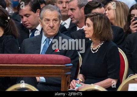 Vatikan, Vatikan. 29.. Juni 2022. Die Sprecherin DES US-Repräsentantenhauses, Nancy Pelosi (R), und ihr Ehemann Paul Pelosi (C), nehmen an einer Heiligen Messe zum Hochfest der Heiligen Peter und Paul unter der Leitung von Papst Franziskus in der Petersbasilika Teil. Kredit: SOPA Images Limited/Alamy Live Nachrichten Stockfoto