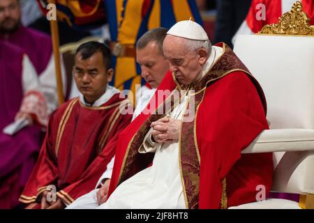 Vatikan, Vatikan. 29.. Juni 2022. Papst Franziskus leitet die Heilige Messe zum Hochfest der Heiligen Petrus und Paulus in der Petersbasilika. Kredit: SOPA Images Limited/Alamy Live Nachrichten Stockfoto