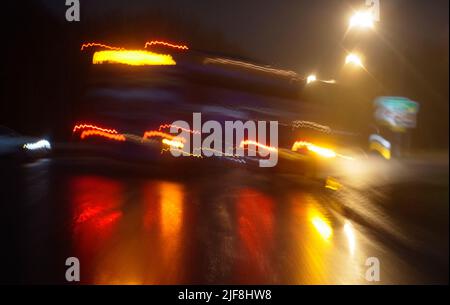 AJAXNETPHOTO. 2018. M23 AUTOBAHN, ENGLAND. - EINSAMKEIT DES LANGSTRECKEN-NACHTFAHRERS - FAHRT DURCH DIE NACHT. FOTO: JONATHAN EASTLAND/AJAXREF:GXR180303 6941 Stockfoto