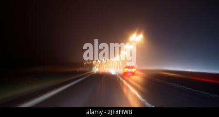 AJAXNETPHOTO. 2018. M23 AUTOBAHN, ENGLAND. - EINSAMKEIT DES LANGSTRECKEN-NACHTFAHRERS - FAHRT DURCH DIE NACHT. FOTO: JONATHAN EASTLAND/AJAXREF:GXR180303 7114 Stockfoto