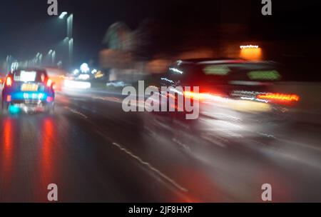 AJAXNETPHOTO. 2018. M23 AUTOBAHN, ENGLAND. - EINSAMKEIT DES LANGSTRECKEN-NACHTFAHRERS - FAHRT DURCH DIE NACHT. FOTO: JONATHAN EASTLAND/AJAXREF:GXR180303 7414 Stockfoto