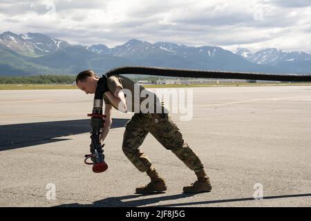 20. Juni 2022 - Joint Base Elmendorf-Richardson, Alaska, USA - Senior Airman der US Air Force Weslee Anderson, ein 673d Logistics Readiness Squadron Fuels Distribution Operator, bereitet sich darauf vor, einen C-130J Super Hercules zu tanken, der dem 36. Airlift Squadron, Yokota Air Base, Japan, während DER RED FLAG-Alaska 22-2 auf der Joint Base Elmendorf-Richardson, Alaska, 20. Juni 2022. Diese Übung bietet einzigartige Möglichkeiten, verschiedene Kräfte in gemeinsame, koalitionale und multilaterale Schulungen aus simulierten forward-operativ-Basen zu integrieren. (Foto: Airman 1. Klasse Julia Lebens) (Bild: © U.S. Air Force/ZUM Stockfoto