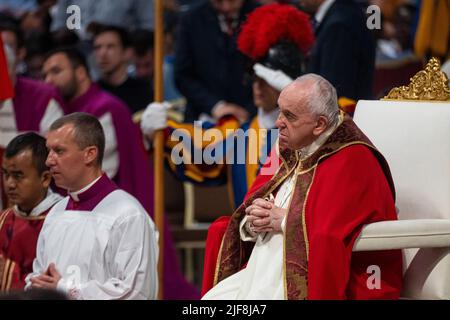 Vatikan, Vatikan. 29.. Juni 2022. Papst Franziskus leitet die Heilige Messe zum Hochfest der Heiligen Petrus und Paulus in der Petersbasilika. (Foto: Stefano Costantino/SOPA Images/Sipa USA) Quelle: SIPA USA/Alamy Live News Stockfoto