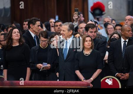 Vatikan, Vatikan. 29.. Juni 2022. Die Sprecherin DES US-Repräsentantenhauses, Nancy Pelosi (R), und ihr Ehemann Paul Pelosi (C), nehmen an einer Heiligen Messe zum Hochfest der Heiligen Peter und Paul unter der Leitung von Papst Franziskus in der Petersbasilika Teil. (Foto: Stefano Costantino/SOPA Images/Sipa USA) Quelle: SIPA USA/Alamy Live News Stockfoto