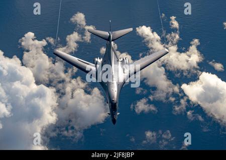 Pazifischer Ozean. 20.. Juni 2022. Ein B-1B Lancer, der 34. Expeditionary Bomb Squadron zugewiesen wurde, fliegt während einer Bomber Task Force Mission am 20. Juni 2022 über den Pazifischen Ozean. Missionen der Bomber Task Force bieten die Möglichkeit, gemeinsam mit unseren Verbündeten und Partnern zu trainieren, um Interoperabilität aufzubauen und unsere kollektive Fähigkeit zu stärken, einen freien und offenen Indo-Pazifik-Raum zu unterstützen. (Foto von Master Sgt. Nicholk Priest) Credit: U.S. Air Force/ZUMA Press Wire Service/ZUMAPRESS.com/Alamy Live News Stockfoto