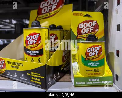 Seattle, WA USA - ca. Juni 2022: Nahaufnahme von Goof Off Produkten zum Verkauf in einem Baumarkt von Lowe's. Stockfoto