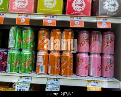 Seattle, WA USA - circa Juni 2022: Nahaufnahme von Zevia kalorienfreien Limonaden zum Verkauf in einem Sprossen-Markt. Stockfoto