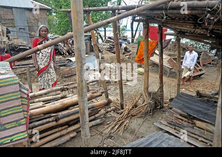 Sylhet, Mexiko-Stadt, Bangladesch. 29.. Juni 2022. 29. Juni 2022, Sylhet, Bangladesch: Von Überschwemmungen betroffene Menschen in der Region Simultala in Companiganj Upazila, während sie in ihr von Überschwemmungen geschädigtes Haus zurückkehren, als die Flutopfer im bangladeschischen Companj Upazila Nothilfe zur Rehabilitation benötigen. Am 29. Juni 2022 in Sylhet, Bangladesch. (Bild: © MD Rafayat Haque Khan/eyepix via ZUMA Press Wire) Stockfoto