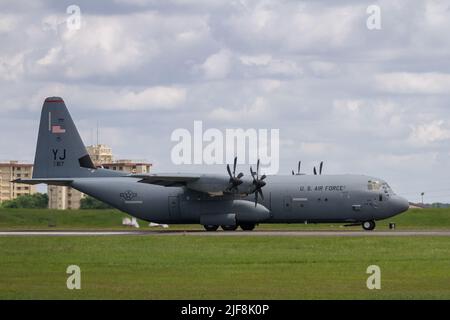 Ein Super Hercules Transportflugzeug der United States Air Force Lockheed C130 J mit dem 374. Air Wing auf der Yokota Airbase, Fussa, Tokio, Japan. Stockfoto