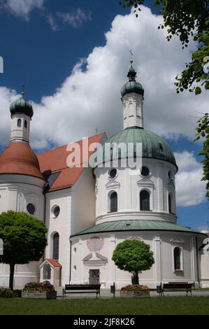 Die Wallfahrtskirche 'Maria hilf' in Klosterlechfeld mitten im Park im Sommer, gegen einen blauen Himmel mit weißen Wolken. Stockfoto