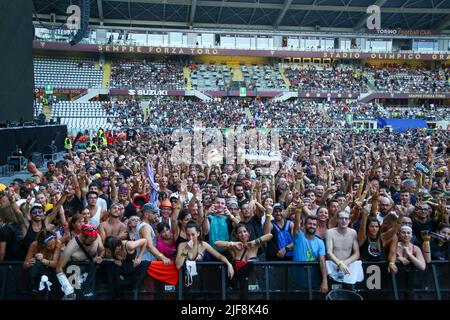 TURIN, Italien. 30.. Juni 2022. Fans von Vasco Rossi während der „Vasco Live 2022“-Tour am 30. Juni 2022 im Olympiastadion Grande Torino. Kredit: Massimiliano Ferraro/Medialys Images/Alamy Live Nachrichten Stockfoto