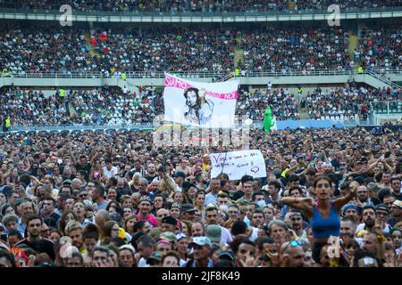 TURIN, Italien. 30.. Juni 2022. Fans von Vasco Rossi während der „Vasco Live 2022“-Tour am 30. Juni 2022 im Olympiastadion Grande Torino. Kredit: Massimiliano Ferraro/Medialys Images/Alamy Live Nachrichten Stockfoto