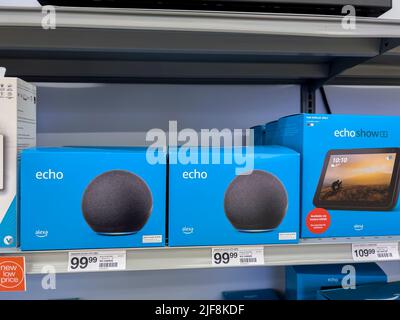 Mill Creek, WA USA - ca. Juni 2022: Ansicht von Amazon Echo Produkten zum Verkauf in einem Staples Store. Stockfoto