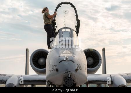 AFB Eielson, Alaska, USA. 17.. Juni 2022. Senior Airman Kelsey White, 25. Fighter Generation Squadron Crewchef, bereitet den Baldachin eines A-10 Thunderbolt II für Flugoperationen im Rahmen der Übung RED FLAG-Alaska 22-2 auf der Eielson Air Force Base, Alaska, 16. Juni 2022 vor. RF-A wurde entwickelt, um ein realistisches Training zu ermöglichen, das für den Erfolg von Luft- und Raumfahrtoperationen in einer simulierten Kampfumgebung unerlässlich ist. Quelle: U.S. Air Force/ZUMA Press Wire Service/ZUMAPRESS.com/Alamy Live News Stockfoto