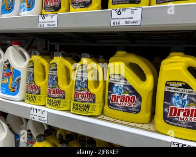 Mill Creek, WA USA - ca. Juni 2022: Abgewinkelte Ansicht von Draino-Produkten zum Verkauf in einem Lowe's-Geschäft. Stockfoto