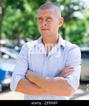 Europäischer Mann, der draußen steht Stockfoto