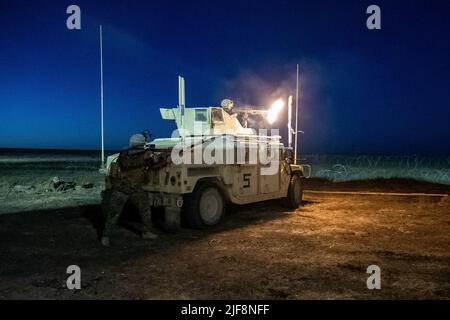 14. Juni 2022 - USA - Seabees der US-Marine mit dem Naval Mobile Construction Bataillon (NMCB) 5 und Marineinfanteristen mit 7. Engineer Support Bataillon reagieren auf simuliertes Feuer während des Wendepunkts des Betriebs, auch bekannt als ihre Field Training Übung, auf San Clemente Island. Operation Turning Point ist eine Übung rund um die Uhr, die sich auf den Aufbau fortgeschrittener Grundlagen konzentriert und gleichzeitig die Fähigkeit in Taktik und Überlebensfähigkeit bewahrt. NMCB-5 wird von Port Hueneme, Kalifornien, aus homebortiert. Sie trainieren auf qualitativ hochwertigen Bau-, Expeditionary-Logistik und Kampfhandlungen, um Bau und Enginee durchzuführen Stockfoto