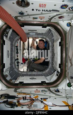 Erdatmosphäre. 27.. Juni 2022. Der NASA-Astronaut und Expedition 67-Flugingenieur Kjell Lindgren ist im Vestibül zwischen dem Modul Unity und dem Raumfrachter Cygnus abgebildet, der den Frachtbetrieb am Tag vor dem Abflug des Fahrzeugs von der Internationalen Raumstation abstellt. Quelle: NASA/ZUMA Press Wire Service/ZUMAPRESS.com/Alamy Live News Stockfoto