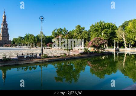 Wasserkanäle und alte Gebäude an der Plaza de España, Sevilla Stockfoto