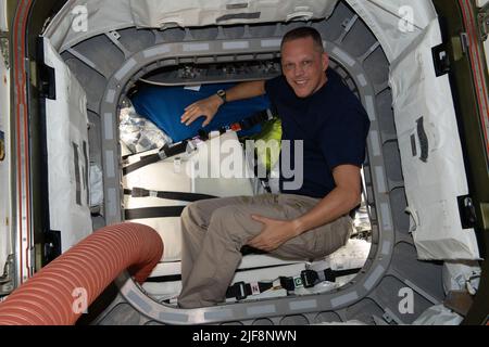 Erdatmosphäre. 27.. Juni 2022. Der NASA-Astronaut und Expedition 67-Flugingenieur Bob Hines ist im Vestibül zwischen dem Modul Unity und dem Raumfrachter Cygnus abgebildet, der den Frachtbetrieb am Tag vor dem Abflug des Fahrzeugs von der Internationalen Raumstation abstellt. Quelle: NASA/ZUMA Press Wire Service/ZUMAPRESS.com/Alamy Live News Stockfoto