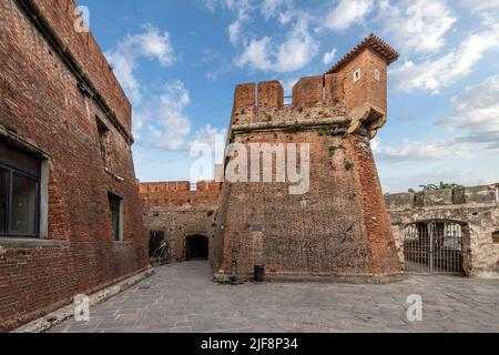 Im Inneren der befestigten Mauern der historischen Neuen Festung oder Fortezza Nuevo im Kanal von Neu-Venedig in Livorno. Stockfoto