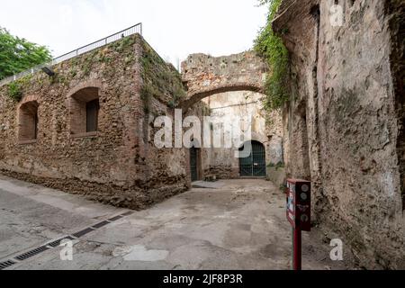 Im Inneren der befestigten Mauern der historischen Neuen Festung oder Fortezza Nuevo im Kanal von Neu-Venedig in Livorno. Stockfoto