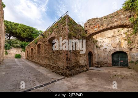 Im Inneren der befestigten Mauern der historischen Neuen Festung oder Fortezza Nuevo im Kanal von Neu-Venedig in Livorno. Stockfoto