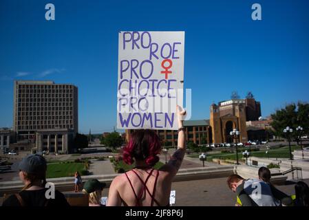 Topeka, Kansas, USA. 29.. Juni 2022. Wahlkämpfer protestieren am Mittwoch vor dem Kapitolgebäude des Bundesstaates Kansas, nachdem der Oberste Gerichtshof der USA Roe gegen Wade gestolvert hatte. (Bild: © Luke Townsend/ZUMA Press Wire) Stockfoto