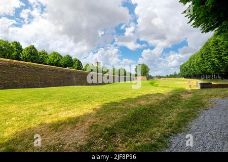 Weitwinkelansicht der historischen Mauern der befestigten Stadt Lucca, Italien, in der Toskana Region von Italien. Stockfoto