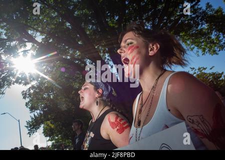 Topeka, Kansas, USA. 29.. Juni 2022. Wahlkämpfer protestieren am Mittwoch vor dem Kapitolgebäude des Bundesstaates Kansas, nachdem der Oberste Gerichtshof der USA Roe gegen Wade gestolvert hatte. (Bild: © Luke Townsend/ZUMA Press Wire) Stockfoto