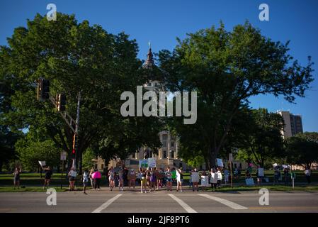 Topeka, Kansas, USA. 29.. Juni 2022. Wahlkämpfer protestieren am Mittwoch vor dem Kapitolgebäude des Bundesstaates Kansas, nachdem der Oberste Gerichtshof der USA Roe gegen Wade gestolvert hatte. (Bild: © Luke Townsend/ZUMA Press Wire) Stockfoto