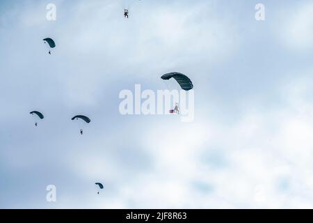 Frankreich. 5.. Juni 2022. Soldaten der US Army 1-10 Special Forces Group, die dem Special Operations Command Europe zugewiesen sind, führen einen militärischen Freifallsprung von einem MC-130J Commando II der US Air Force durch, das dem 352d Special Operations Wing in der Eisen-Mike II Drop Zone, Frankreich, zugewiesen wurde, 5. Juni 2022. Am 6. Juni 1944 beteiligte sich das US-Militär an der größten multinationalen amphibischen Landung und dem operativen militärischen Luftanflug der Geschichte; am Ende der D-Day-Invasion wurden über 9.000 alliierte Truppen getötet oder verletzt. Quelle: U.S. Air Force/ZUMA Press Wire Service/ZUMAPRESS.com/Alamy Live News Stockfoto