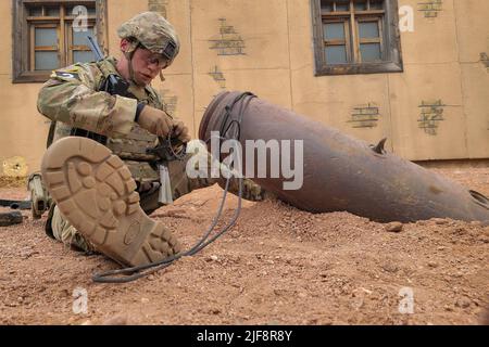 Fort Carson, Colorado, USA. 16.. Mai 2022. Personal Sgt. Billy McCoy, Techniker für die Entsorgung von Sprengkörpern (EOD), beauftragt mit 722. Ordnance Company Airborne (EOD), 192. Ordnance Bataillon (EOD) aus Fort Bragg, North Carolina, führt Render Safe Procedures (RSP) während des EOD Team of the Year (Toy) Wettbewerbs am 15-19. Mai in Fort Carson, Colorado durch. Im Wettbewerb „Team of the Year“ sehen sich explosive Kampfmittelentsorgungstechniker in herausfordernden Szenarien konfrontiert und werden hinsichtlich Fitness, technischer und taktischer Fähigkeiten und Reaktionsfähigkeit bewertet. (Bild: © U.S. Army/ZUMA Press Stockfoto